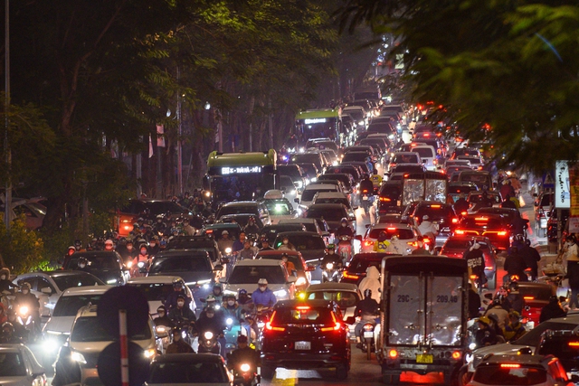 Hà Nội ngày cận Tết: Chờ 4 nhịp đèn chưa thoát khỏi ùn tắc, giờ nào cũng là... giờ cao điểm- Ảnh 25.