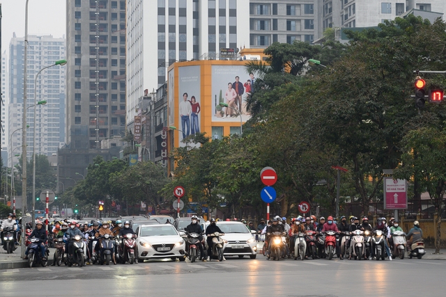 Hà Nội ngày cận Tết: Chờ 4 nhịp đèn chưa thoát khỏi ùn tắc, giờ nào cũng là... giờ cao điểm- Ảnh 1.