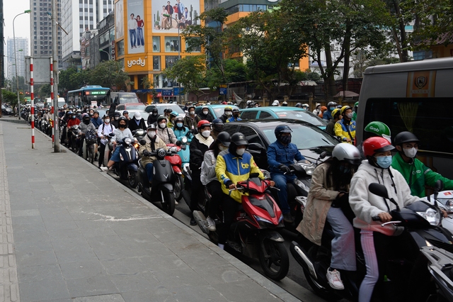 Hà Nội ngày cận Tết: Chờ 4 nhịp đèn chưa thoát khỏi ùn tắc, giờ nào cũng là... giờ cao điểm- Ảnh 3.