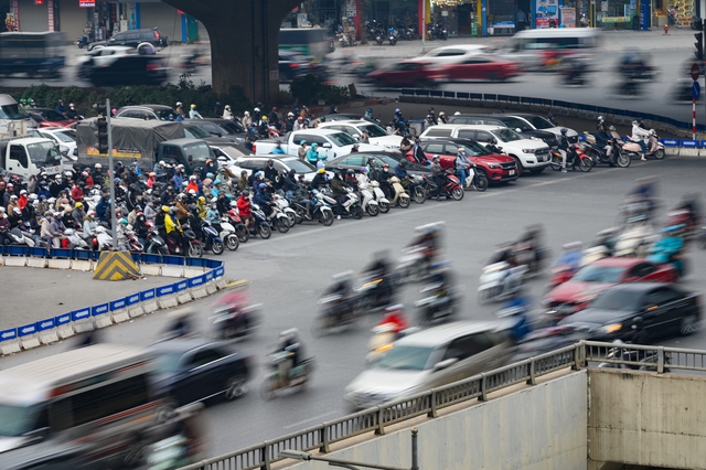 Hà Nội ngày cận Tết: Chờ 4 nhịp đèn chưa thoát khỏi ùn tắc, giờ nào cũng là... giờ cao điểm- Ảnh 2.