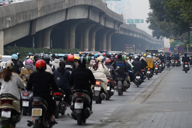 Hà Nội ngày cận Tết: Chờ 4 nhịp đèn chưa thoát khỏi ùn tắc, giờ nào cũng là... giờ cao điểm- Ảnh 4.