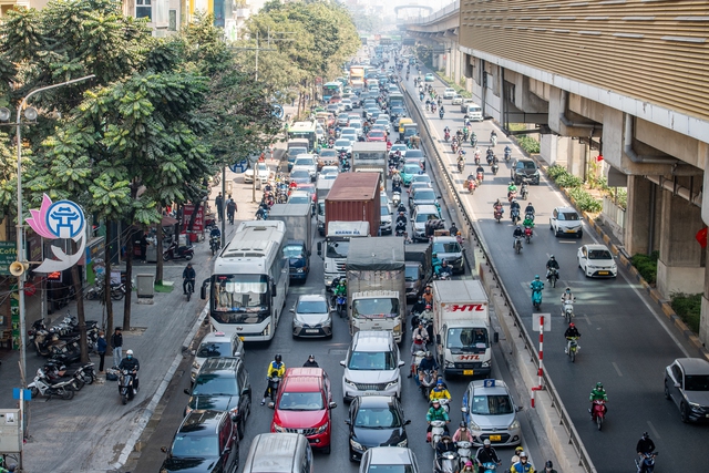 Hà Nội ngày cận Tết: Chờ 4 nhịp đèn chưa thoát khỏi ùn tắc, giờ nào cũng là... giờ cao điểm- Ảnh 8.