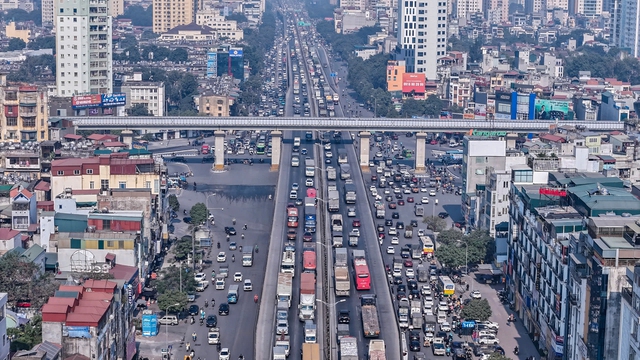 Hà Nội ngày cận Tết: Chờ 4 nhịp đèn chưa thoát khỏi ùn tắc, giờ nào cũng là... giờ cao điểm- Ảnh 5.