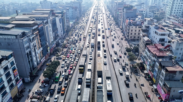 Hà Nội ngày cận Tết: Chờ 4 nhịp đèn chưa thoát khỏi ùn tắc, giờ nào cũng là... giờ cao điểm- Ảnh 6.