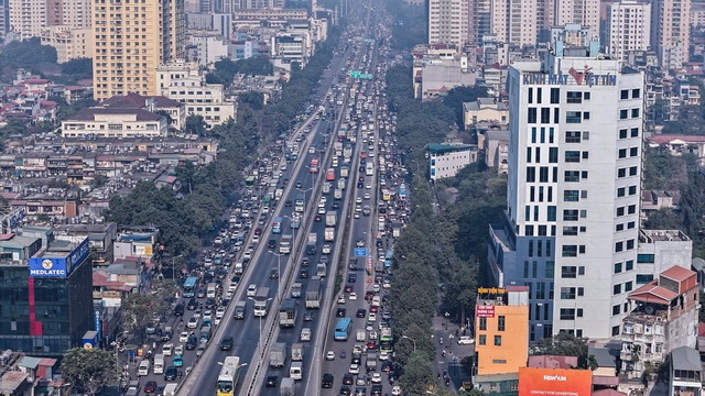 Hà Nội ngày cận Tết: Chờ 4 nhịp đèn chưa thoát khỏi ùn tắc, giờ nào cũng là... giờ cao điểm- Ảnh 7.