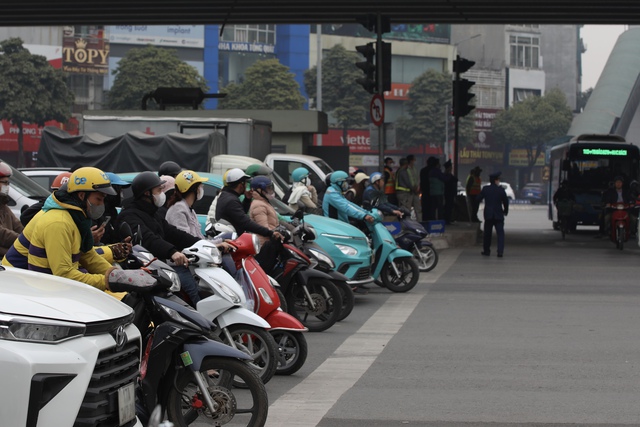 Cận kề Tết Nguyên đán, giao thông Hà Nội chìm trong biển xe cộ, điều chỉnh giao thông "điểm nóng" nhưng vài nhịp đèn vẫn chưa qua được ngã tư- Ảnh 9.