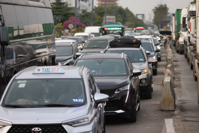 Chính thức kết thúc ngày làm việc cuối cùng trước kỳ nghỉ Tết và đây là cảnh tượng trên đường phố lúc này!- Ảnh 2.