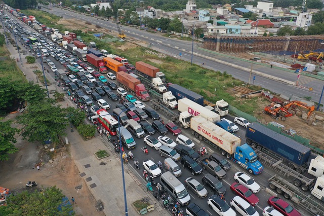 Chính thức kết thúc ngày làm việc cuối cùng trước kỳ nghỉ Tết và đây là cảnh tượng trên đường phố lúc này!- Ảnh 1.