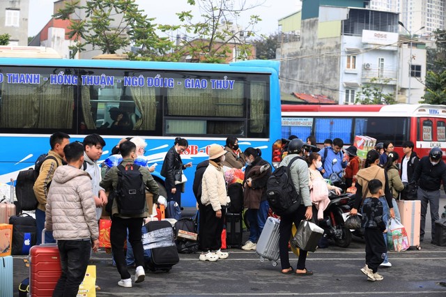 Chính thức kết thúc ngày làm việc cuối cùng trước kỳ nghỉ Tết và đây là cảnh tượng trên đường phố lúc này!- Ảnh 11.