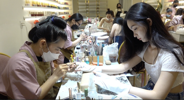 Bước vào "cuộc đua" làm đẹp sát Tết: Tiệm nail và tóc "quá tải", có tiền chưa chắc đến lượt!- Ảnh 7.