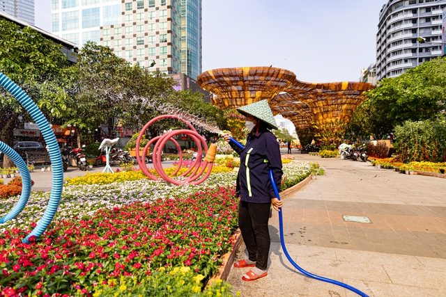 Cận cảnh nàng Tỵ cao 10 mét đội nón lá trên đường hoa Nguyễn Huệ, được mệnh danh là "trùm cuối" linh vật 2025- Ảnh 13.