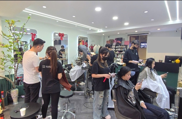 Salon tóc Hà Nội đông gấp 2 - 3 lần ngày thường, chị em chia sẻ bí quyết "sinh tồn" trong hành trình làm đẹp cuối năm- Ảnh 1.