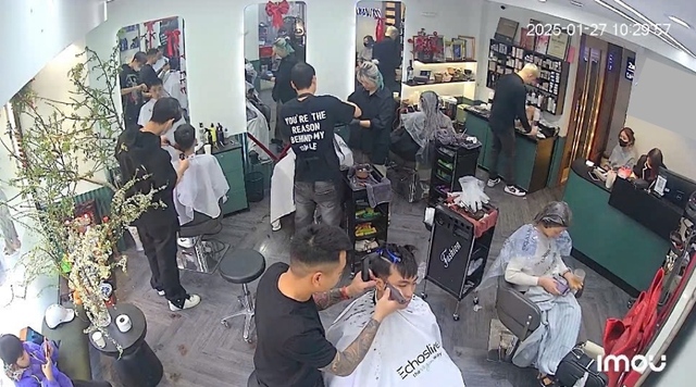 Salon tóc Hà Nội đông gấp 2 - 3 lần ngày thường, chị em chia sẻ bí quyết "sinh tồn" trong hành trình làm đẹp cuối năm- Ảnh 5.