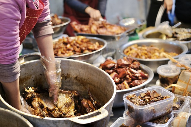 Người dân tấp nập đi sắm Tết tại "chợ nhà giàu" trăm năm tuổi ở Hà Nội- Ảnh 12.