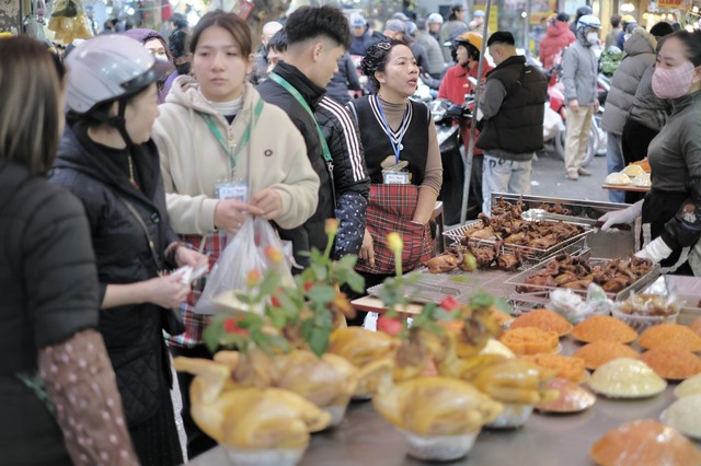 Người dân tấp nập đi sắm Tết tại "chợ nhà giàu" trăm năm tuổi ở Hà Nội- Ảnh 11.