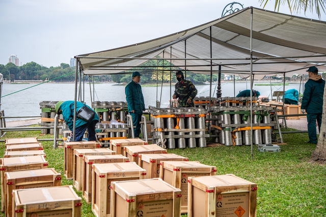 Bên trong trận địa pháo hoa ở Hà Nội: Tất cả đã sẵn sàng cho đêm giao thừa rực rỡ- Ảnh 2.