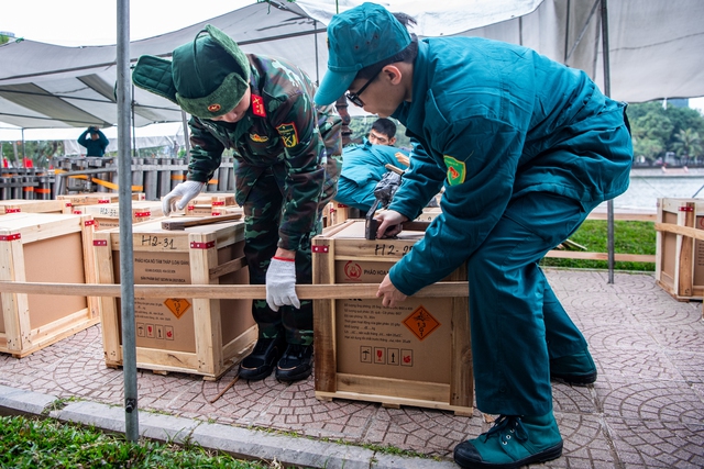 Bên trong trận địa pháo hoa ở Hà Nội: Tất cả đã sẵn sàng cho đêm giao thừa rực rỡ- Ảnh 4.