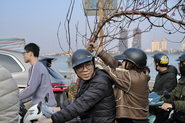 Tiểu thương "chạy hàng" trước thềm giao thừa, cây cảnh giá rẻ phủ khắp Hà Nội chiều 29 Tết- Ảnh 4.