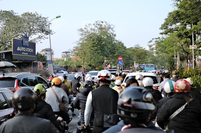 Tiểu thương "chạy hàng" trước thềm giao thừa, cây cảnh giá rẻ phủ khắp Hà Nội chiều 29 Tết- Ảnh 1.