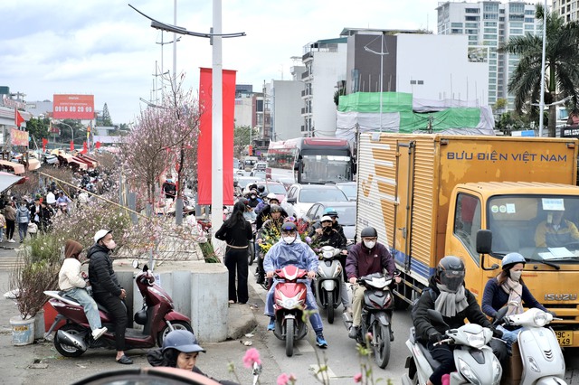 Tiểu thương "chạy hàng" trước thềm giao thừa, cây cảnh giá rẻ phủ khắp Hà Nội chiều 29 Tết- Ảnh 3.