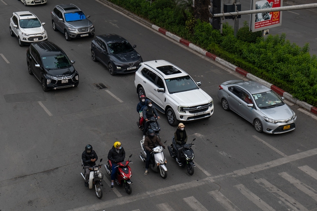 Hình ảnh lạ về giao thông Hà Nội trong ngày đầu năm: Nhiều người "quên" mũ bảo hiểm- Ảnh 9.