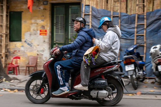 Hình ảnh lạ về giao thông Hà Nội trong ngày đầu năm: Nhiều người "quên" mũ bảo hiểm- Ảnh 11.