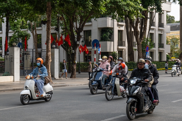 Hình ảnh lạ về giao thông Hà Nội trong ngày đầu năm: Nhiều người "quên" mũ bảo hiểm- Ảnh 13.