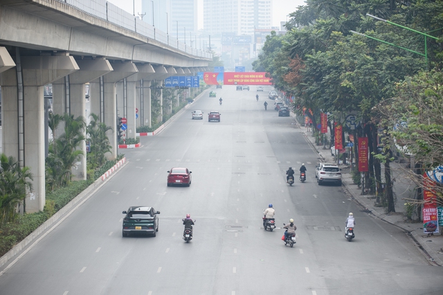 Hình ảnh lạ về giao thông Hà Nội trong ngày đầu năm: Nhiều người "quên" mũ bảo hiểm- Ảnh 1.