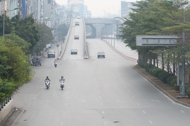 Hình ảnh lạ về giao thông Hà Nội trong ngày đầu năm: Nhiều người "quên" mũ bảo hiểm- Ảnh 4.