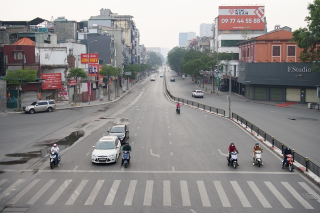 Hình ảnh lạ về giao thông Hà Nội trong ngày đầu năm: Nhiều người "quên" mũ bảo hiểm- Ảnh 2.