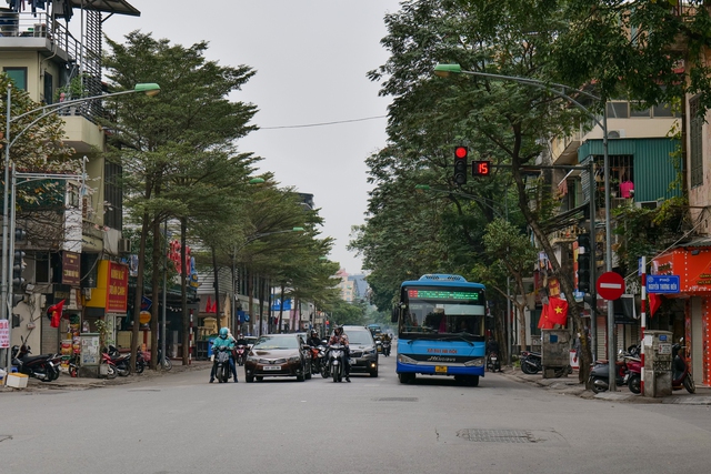 Hình ảnh lạ về giao thông Hà Nội trong ngày đầu năm: Nhiều người "quên" mũ bảo hiểm- Ảnh 8.