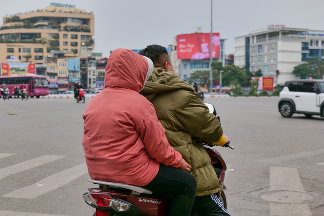 Hình ảnh lạ về giao thông Hà Nội trong ngày đầu năm: Nhiều người "quên" mũ bảo hiểm- Ảnh 17.