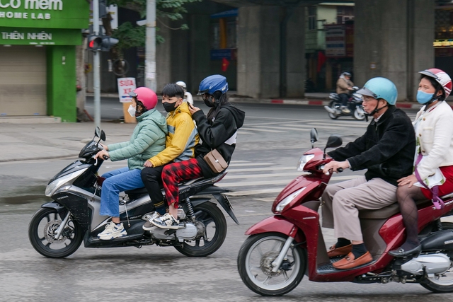 Hình ảnh lạ về giao thông Hà Nội trong ngày đầu năm: Nhiều người "quên" mũ bảo hiểm- Ảnh 15.