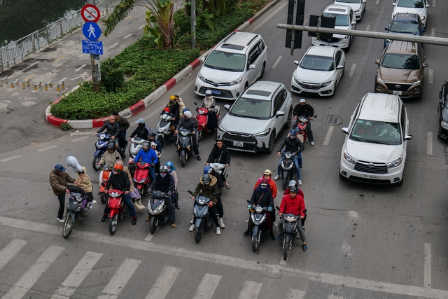 Hình ảnh lạ về giao thông Hà Nội trong ngày đầu năm: Nhiều người "quên" mũ bảo hiểm- Ảnh 6.