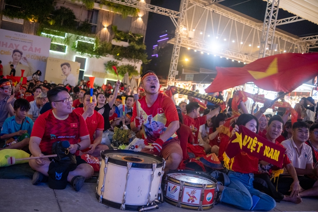 Nhìn lại những cảm xúc khó quên trong một "đêm không ngủ" của cả Việt Nam: Từ sự hụt hẫng, lo lắng đến vỡ oà trong hạnh phúc chiến thắng- Ảnh 1.