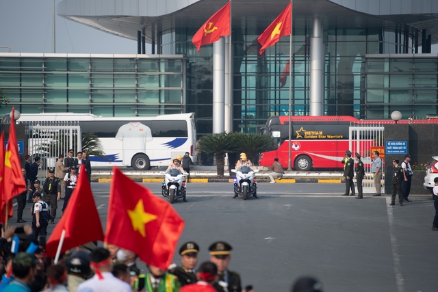 Những người hùng của Đội tuyển Việt Nam về đến Sân bay Nội Bài, người hâm mộ xếp hàng 2 bên đường đón chào- Ảnh 21.