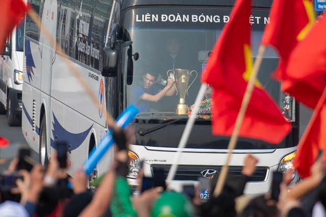 Những người hùng của Đội tuyển Việt Nam về đến Sân bay Nội Bài, người hâm mộ xếp hàng 2 bên đường đón chào- Ảnh 25.