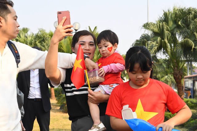 Những người hùng của Đội tuyển Việt Nam về đến Sân bay Nội Bài, người hâm mộ xếp hàng 2 bên đường đón chào- Ảnh 13.