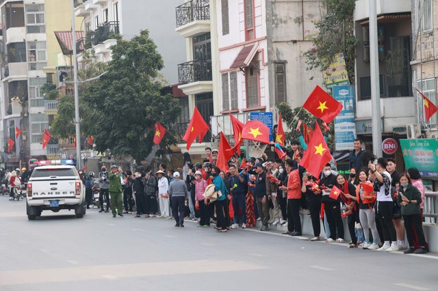 Những người hùng của Đội tuyển Việt Nam về đến Sân bay Nội Bài, người hâm mộ xếp hàng 2 bên đường đón chào- Ảnh 29.