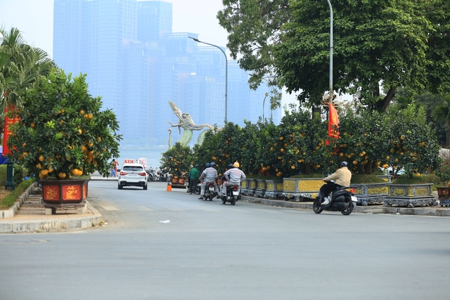 Không khí Tết tràn ngập phố phường Hà Nội: Ảnh hưởng của bão nhưng 1 điều vẫn không hề thay đổi với năm trước- Ảnh 9.