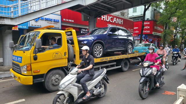 Cập nhật tình hình Hà Nội: Gần một ngày trôi qua nhưng nhiều tuyến phố vẫn ngập sâu; Hàng quán im lìm đóng cửa- Ảnh 21.