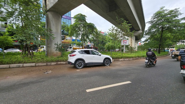 Cập nhật tình hình Hà Nội: Gần một ngày trôi qua nhưng nhiều tuyến phố vẫn ngập sâu; Hàng quán im lìm đóng cửa- Ảnh 20.