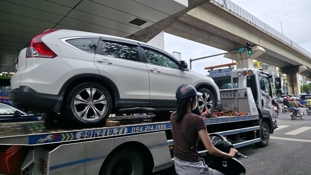 Cập nhật tình hình Hà Nội: Gần một ngày trôi qua nhưng nhiều tuyến phố vẫn ngập sâu; Hàng quán im lìm đóng cửa- Ảnh 22.