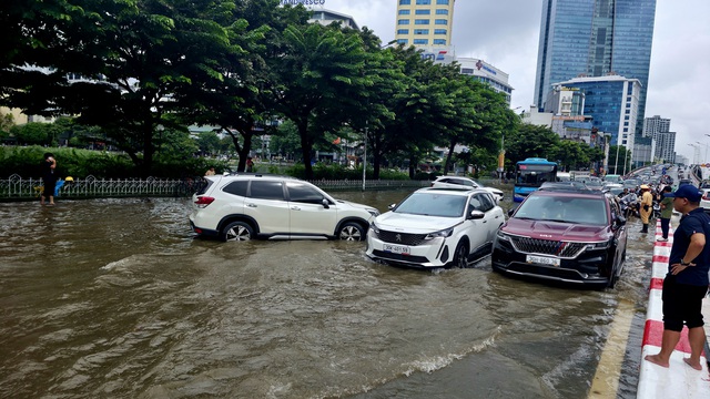 Cập nhật tình hình Hà Nội: Gần một ngày trôi qua nhưng nhiều tuyến phố vẫn ngập sâu; Hàng quán im lìm đóng cửa- Ảnh 23.