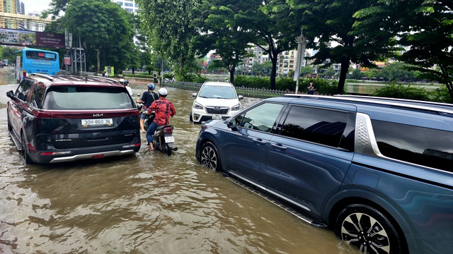 Cập nhật tình hình Hà Nội: Gần một ngày trôi qua nhưng nhiều tuyến phố vẫn ngập sâu; Hàng quán im lìm đóng cửa- Ảnh 24.