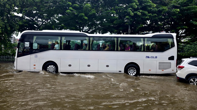 Cập nhật tình hình Hà Nội: Gần một ngày trôi qua nhưng nhiều tuyến phố vẫn ngập sâu; Hàng quán im lìm đóng cửa- Ảnh 26.