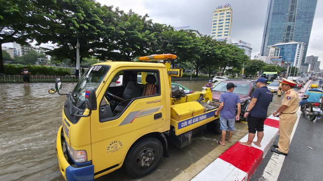 Cập nhật tình hình Hà Nội: Gần một ngày trôi qua nhưng nhiều tuyến phố vẫn ngập sâu; Hàng quán im lìm đóng cửa- Ảnh 25.
