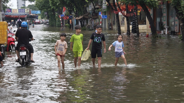Cập nhật tình hình Hà Nội: Gần một ngày trôi qua nhưng nhiều tuyến phố vẫn ngập sâu; Hàng quán im lìm đóng cửa- Ảnh 10.