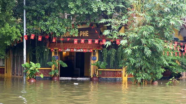 Cập nhật tình hình Hà Nội: Gần một ngày trôi qua nhưng nhiều tuyến phố vẫn ngập sâu; Hàng quán im lìm đóng cửa- Ảnh 3.