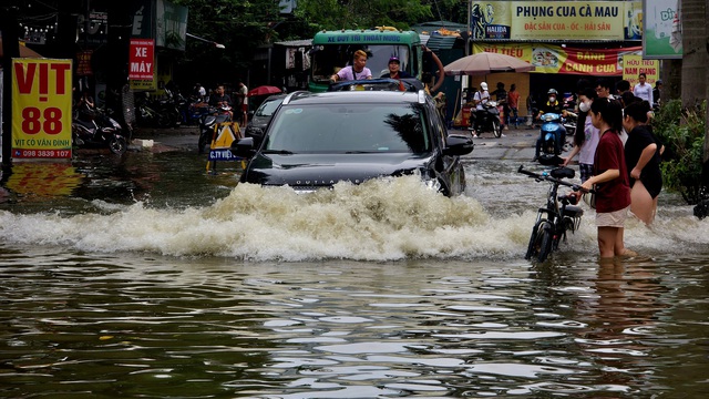 Cập nhật tình hình Hà Nội: Gần một ngày trôi qua nhưng nhiều tuyến phố vẫn ngập sâu; Hàng quán im lìm đóng cửa- Ảnh 8.